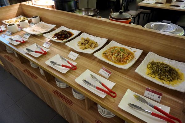 原生園食草氽燙鍋(南京店)：[小巨蛋]原生園食草汆燙鍋：台東原生應用植物園直送 新鮮無毒蔬菜+藥膳湯底 吃到飽!