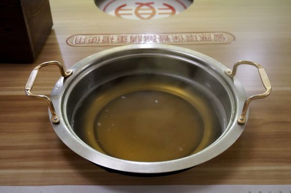 原生園食草氽燙鍋(南京店)：[小巨蛋]原生園食草汆燙鍋：台東原生應用植物園直送 新鮮無毒蔬菜+藥膳湯底 吃到飽!