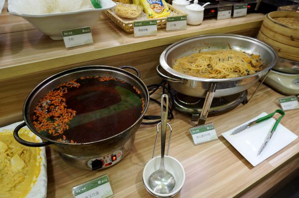 原生園食草氽燙鍋(南京店)：[小巨蛋]原生園食草汆燙鍋：台東原生應用植物園直送 新鮮無毒蔬菜+藥膳湯底 吃到飽!