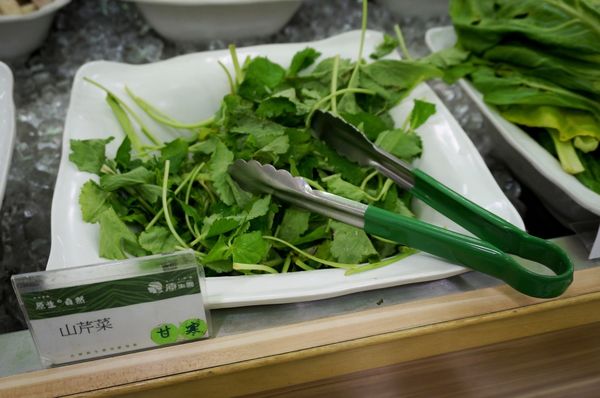 原生園食草氽燙鍋(南京店)：[小巨蛋]原生園食草汆燙鍋：台東原生應用植物園直送 新鮮無毒蔬菜+藥膳湯底 吃到飽!