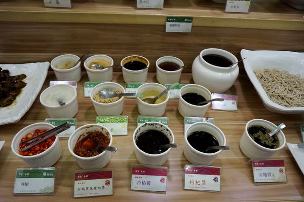 原生園食草氽燙鍋(南京店)：[小巨蛋]原生園食草汆燙鍋：台東原生應用植物園直送 新鮮無毒蔬菜+藥膳湯底 吃到飽!