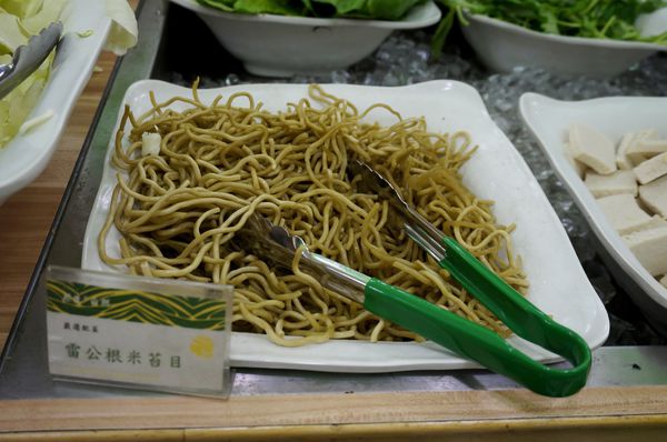 原生園食草氽燙鍋(南京店)：[小巨蛋]原生園食草汆燙鍋：台東原生應用植物園直送 新鮮無毒蔬菜+藥膳湯底 吃到飽!