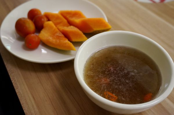 原生園食草氽燙鍋(南京店)：[小巨蛋]原生園食草汆燙鍋：台東原生應用植物園直送 新鮮無毒蔬菜+藥膳湯底 吃到飽!