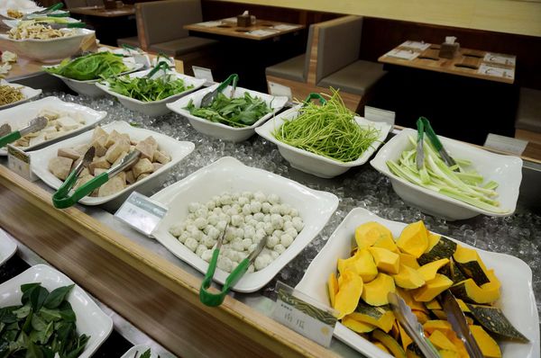 原生園食草氽燙鍋(南京店)：[小巨蛋]原生園食草汆燙鍋：台東原生應用植物園直送 新鮮無毒蔬菜+藥膳湯底 吃到飽!