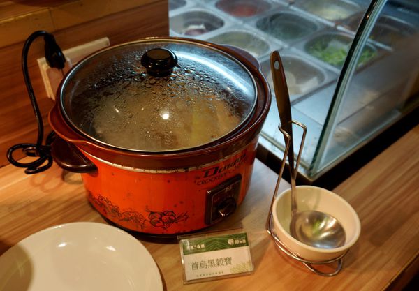 原生園食草氽燙鍋(南京店)：[小巨蛋]原生園食草汆燙鍋：台東原生應用植物園直送 新鮮無毒蔬菜+藥膳湯底 吃到飽!