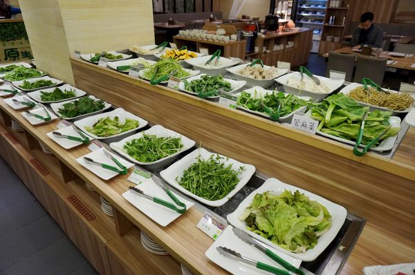原生園食草氽燙鍋(南京店)：[小巨蛋]原生園食草汆燙鍋：台東原生應用植物園直送 新鮮無毒蔬菜+藥膳湯底 吃到飽!