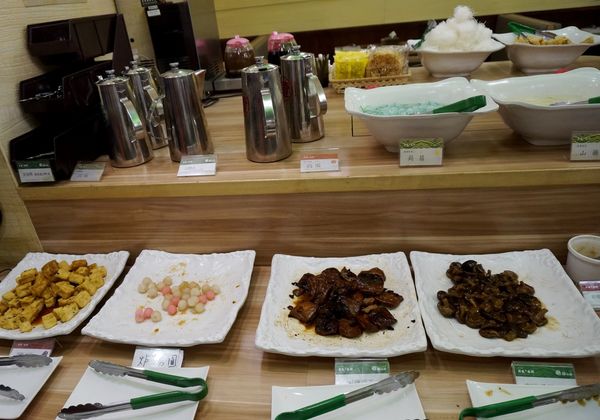 原生園食草氽燙鍋(南京店)：[小巨蛋]原生園食草汆燙鍋：台東原生應用植物園直送 新鮮無毒蔬菜+藥膳湯底 吃到飽!