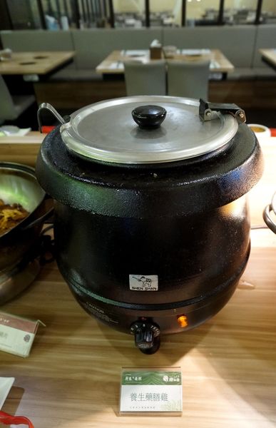 原生園食草氽燙鍋(南京店)：[小巨蛋]原生園食草汆燙鍋：台東原生應用植物園直送 新鮮無毒蔬菜+藥膳湯底 吃到飽!