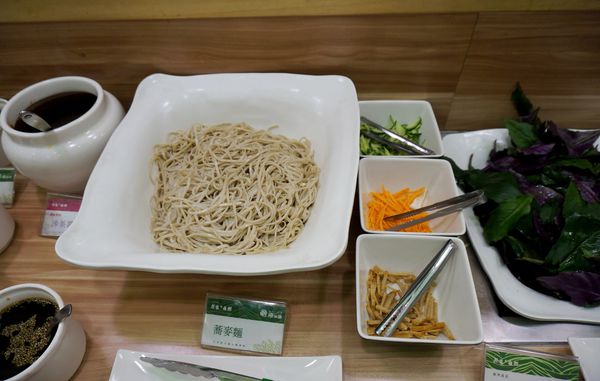 原生園食草氽燙鍋(南京店)：[小巨蛋]原生園食草汆燙鍋：台東原生應用植物園直送 新鮮無毒蔬菜+藥膳湯底 吃到飽!