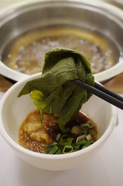 原生園食草氽燙鍋(南京店)：[小巨蛋]原生園食草汆燙鍋：台東原生應用植物園直送 新鮮無毒蔬菜+藥膳湯底 吃到飽!