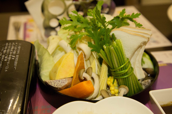 蜜露爾：[台南]公園路上 真材實料 健康澎湃火鍋 義大利麵 義式冰淇淋 蜜露爾