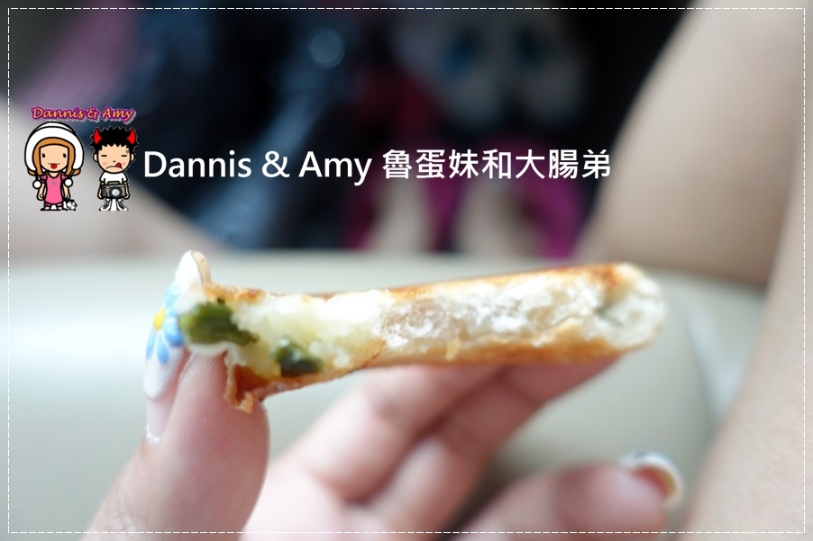 《基隆在地人推薦的早餐》陳家蔥油餅  餛飩湯 先煎再烤的袖珍型迷你尺寸葱油餅︱好吃又香的人氣排隊店 (11).jpg