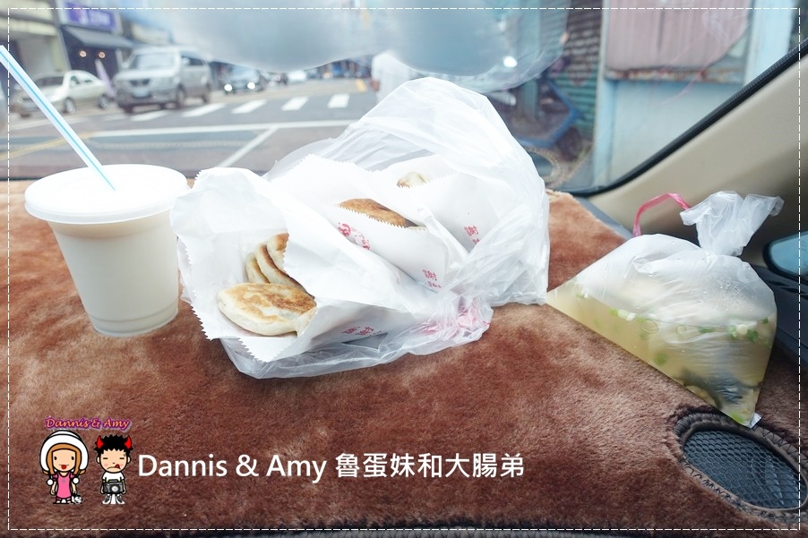 《基隆在地人推薦的早餐》陳家蔥油餅  餛飩湯 先煎再烤的袖珍型迷你尺寸葱油餅︱好吃又香的人氣排隊店 (6).jpg