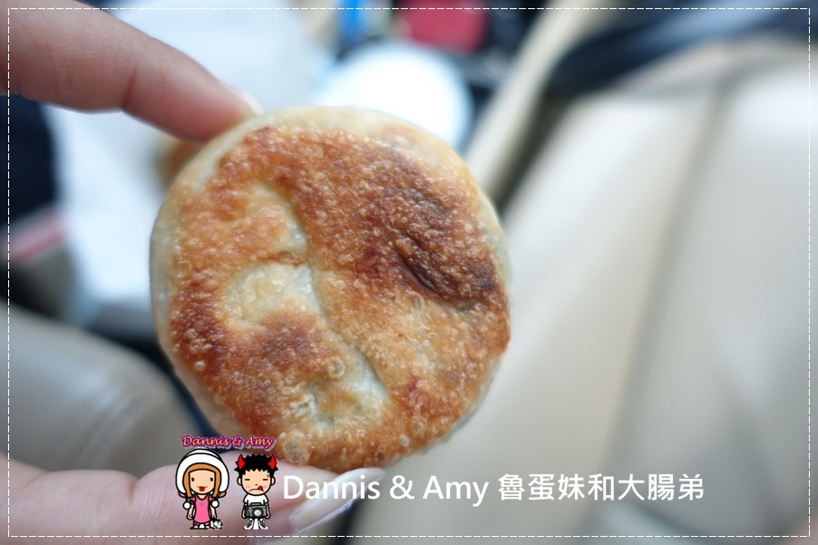 《基隆在地人推薦的早餐》陳家蔥油餅  餛飩湯 先煎再烤的袖珍型迷你尺寸葱油餅︱好吃又香的人氣排隊店 (9).jpg