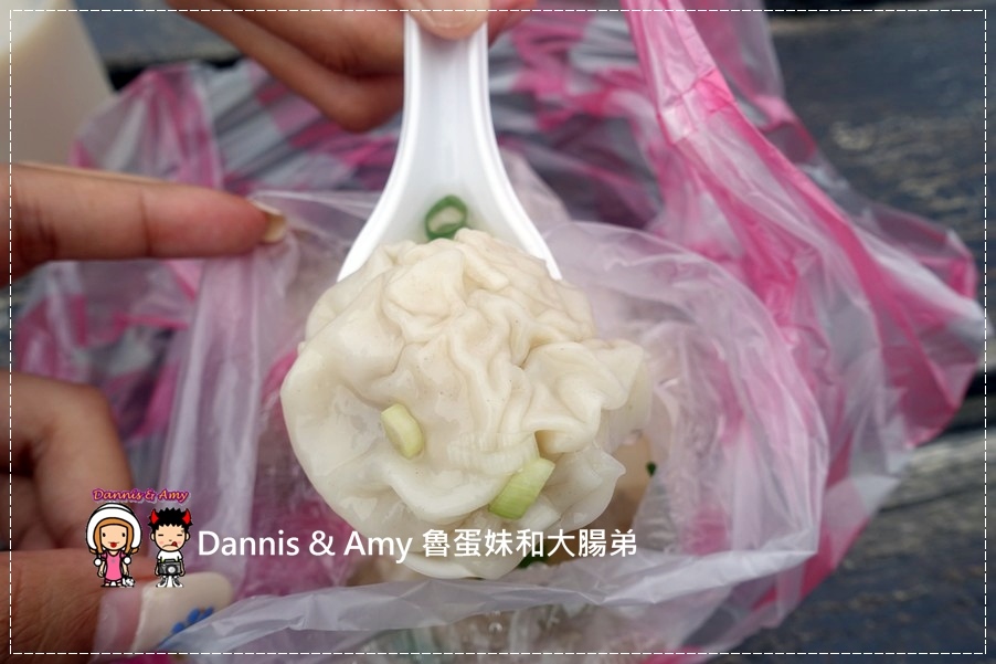 《基隆在地人推薦的早餐》陳家蔥油餅  餛飩湯 先煎再烤的袖珍型迷你尺寸葱油餅︱好吃又香的人氣排隊店 (13).jpg