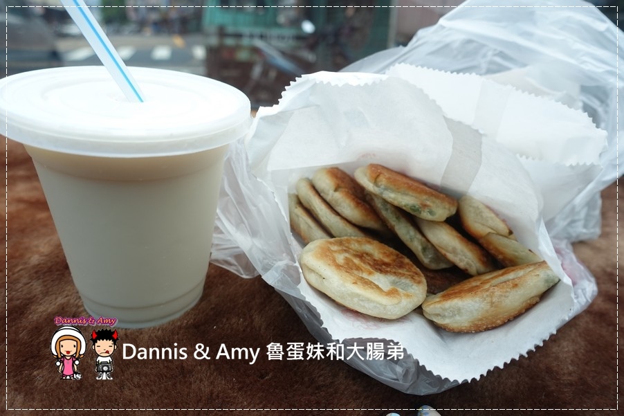 《基隆在地人推薦的早餐》陳家蔥油餅  餛飩湯 先煎再烤的袖珍型迷你尺寸葱油餅︱好吃又香的人氣排隊店 (8).jpg