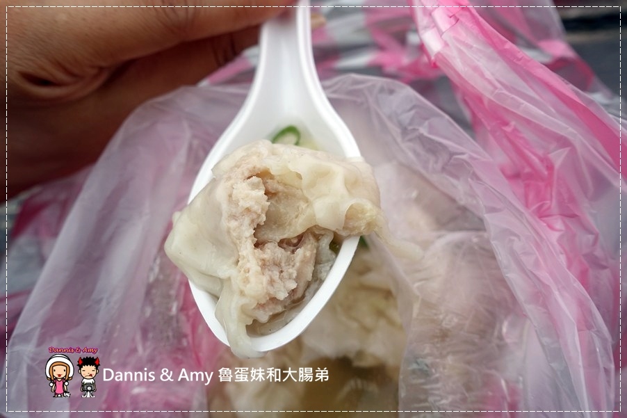 《基隆在地人推薦的早餐》陳家蔥油餅  餛飩湯 先煎再烤的袖珍型迷你尺寸葱油餅︱好吃又香的人氣排隊店 (14).jpg