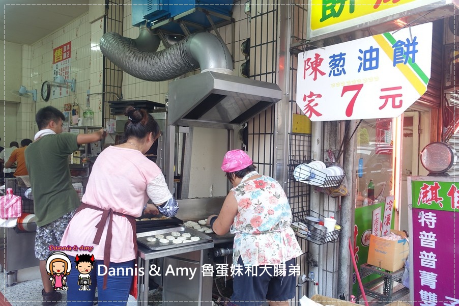 《基隆在地人推薦的早餐》陳家蔥油餅  餛飩湯 先煎再烤的袖珍型迷你尺寸葱油餅︱好吃又香的人氣排隊店 (4).jpg