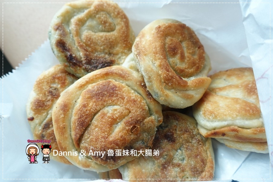 《基隆在地人推薦的早餐》陳家蔥油餅  餛飩湯 先煎再烤的袖珍型迷你尺寸葱油餅︱好吃又香的人氣排隊店 (12).jpg