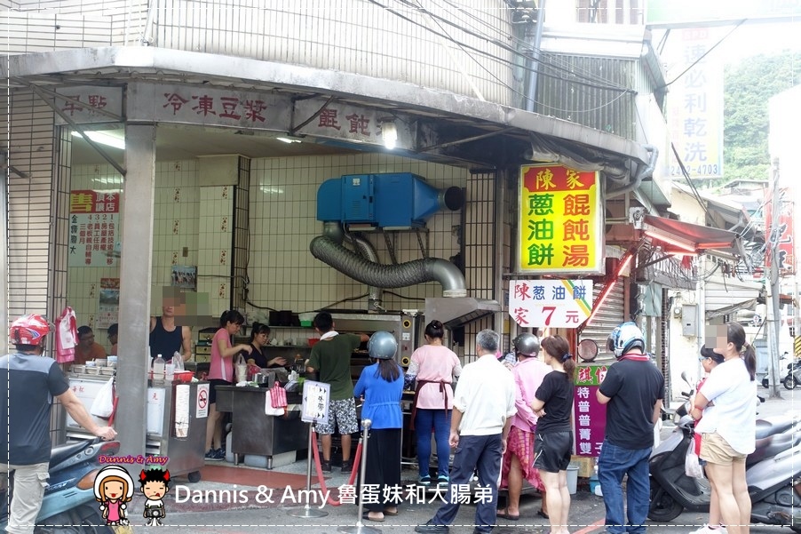 《基隆在地人推薦的早餐》陳家蔥油餅  餛飩湯 先煎再烤的袖珍型迷你尺寸葱油餅︱好吃又香的人氣排隊店 (2).jpg