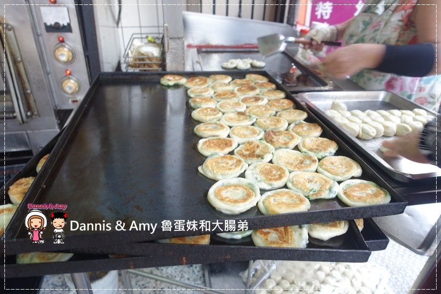《基隆在地人推薦的早餐》陳家蔥油餅  餛飩湯 先煎再烤的袖珍型迷你尺寸葱油餅︱好吃又香的人氣排隊店 (5).jpg
