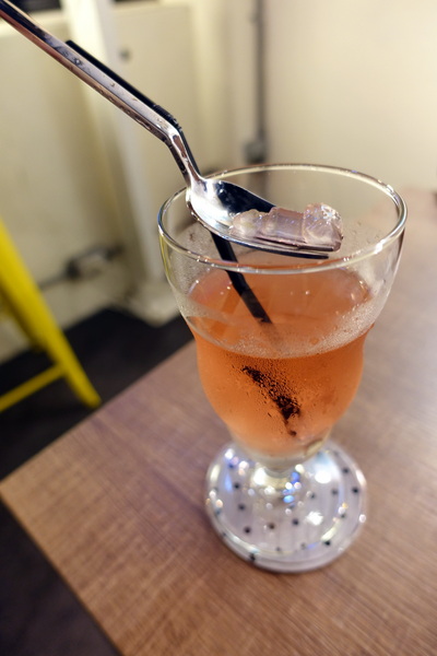 找地方坐Have a Seat:(胖樺食記)捷運中山站提供美味咖哩與好喝飲品的「找地方坐Have a Seat」。寧靜愉悅的慵懶空間。