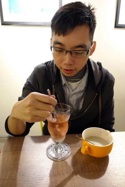 找地方坐Have a Seat:(胖樺食記)捷運中山站提供美味咖哩與好喝飲品的「找地方坐Have a Seat」。寧靜愉悅的慵懶空間。