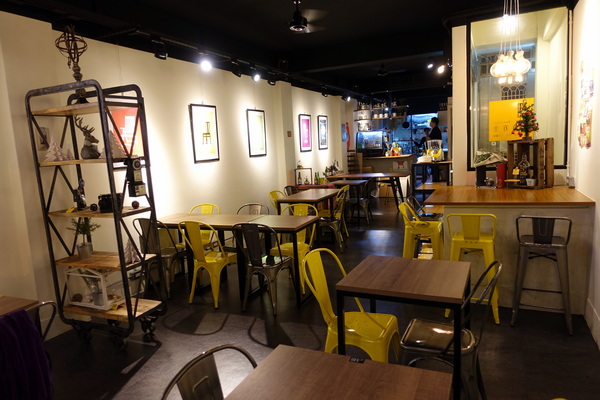 找地方坐Have a Seat:(胖樺食記)捷運中山站提供美味咖哩與好喝飲品的「找地方坐Have a Seat」。寧靜愉悅的慵懶空間。