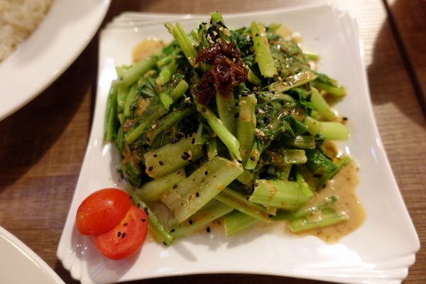 找地方坐Have a Seat:(胖樺食記)捷運中山站提供美味咖哩與好喝飲品的「找地方坐Have a Seat」。寧靜愉悅的慵懶空間。