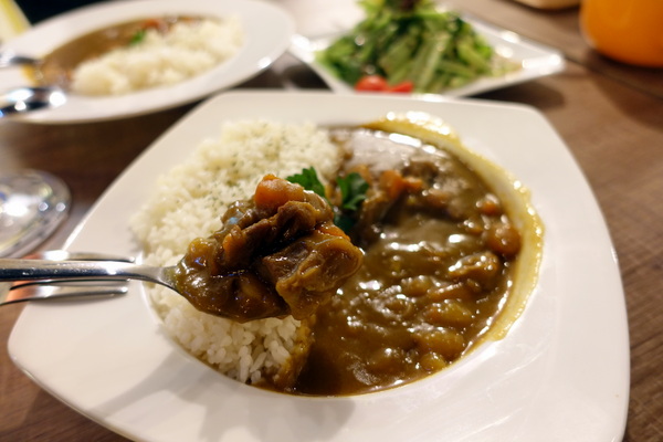 找地方坐Have a Seat:(胖樺食記)捷運中山站提供美味咖哩與好喝飲品的「找地方坐Have a Seat」。寧靜愉悅的慵懶空間。