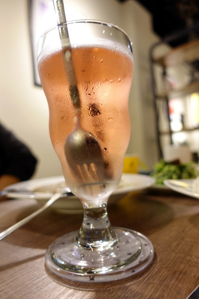 找地方坐Have a Seat:(胖樺食記)捷運中山站提供美味咖哩與好喝飲品的「找地方坐Have a Seat」。寧靜愉悅的慵懶空間。