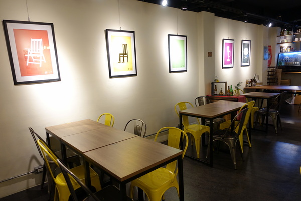 找地方坐Have a Seat:(胖樺食記)捷運中山站提供美味咖哩與好喝飲品的「找地方坐Have a Seat」。寧靜愉悅的慵懶空間。