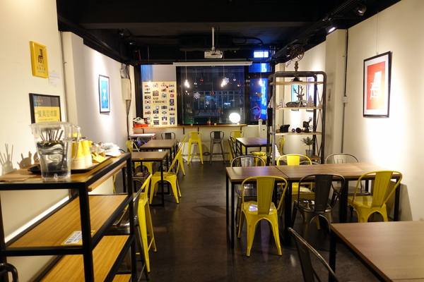 找地方坐Have a Seat:(胖樺食記)捷運中山站提供美味咖哩與好喝飲品的「找地方坐Have a Seat」。寧靜愉悅的慵懶空間。