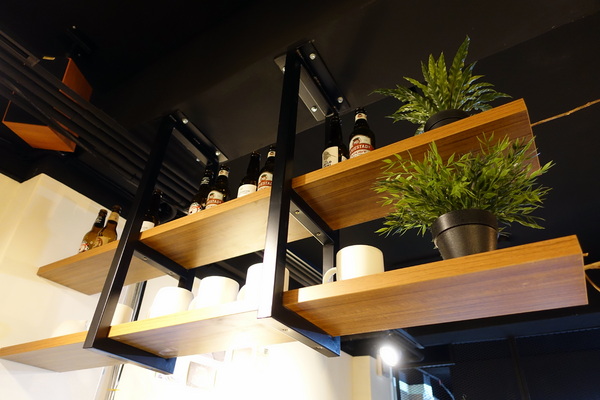 找地方坐Have a Seat:(胖樺食記)捷運中山站提供美味咖哩與好喝飲品的「找地方坐Have a Seat」。寧靜愉悅的慵懶空間。