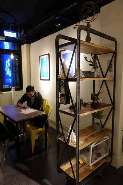 找地方坐Have a Seat:(胖樺食記)捷運中山站提供美味咖哩與好喝飲品的「找地方坐Have a Seat」。寧靜愉悅的慵懶空間。