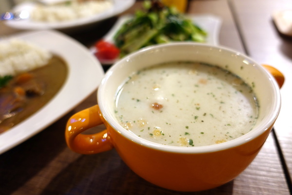 找地方坐Have a Seat:(胖樺食記)捷運中山站提供美味咖哩與好喝飲品的「找地方坐Have a Seat」。寧靜愉悅的慵懶空間。