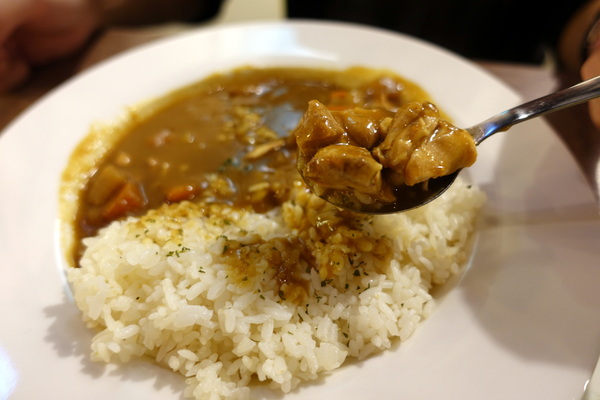 找地方坐Have a Seat:(胖樺食記)捷運中山站提供美味咖哩與好喝飲品的「找地方坐Have a Seat」。寧靜愉悅的慵懶空間。