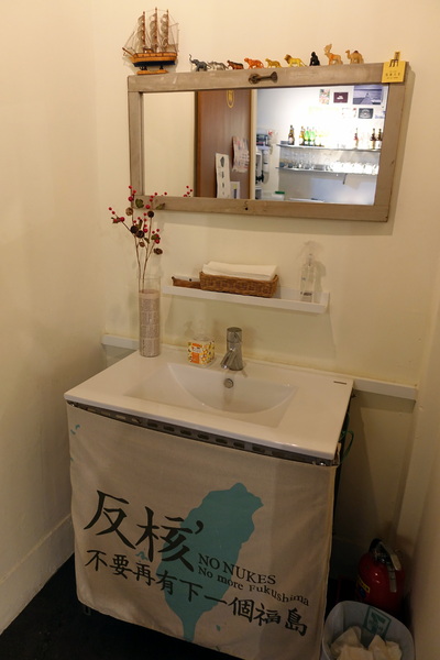 找地方坐Have a Seat:(胖樺食記)捷運中山站提供美味咖哩與好喝飲品的「找地方坐Have a Seat」。寧靜愉悅的慵懶空間。