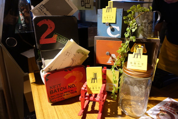 找地方坐Have a Seat:(胖樺食記)捷運中山站提供美味咖哩與好喝飲品的「找地方坐Have a Seat」。寧靜愉悅的慵懶空間。