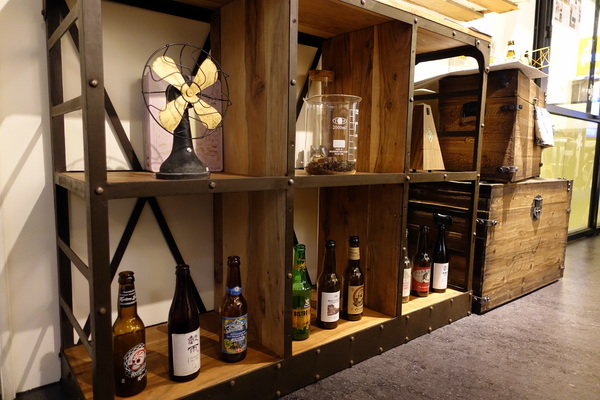 找地方坐Have a Seat:(胖樺食記)捷運中山站提供美味咖哩與好喝飲品的「找地方坐Have a Seat」。寧靜愉悅的慵懶空間。