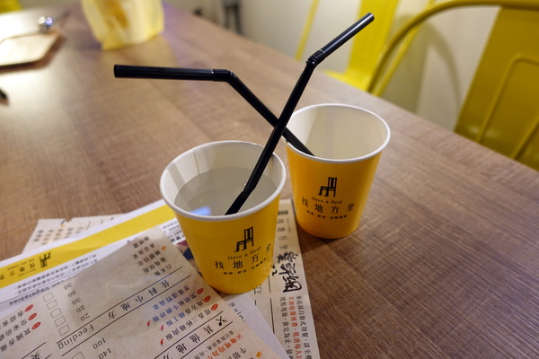 找地方坐Have a Seat:(胖樺食記)捷運中山站提供美味咖哩與好喝飲品的「找地方坐Have a Seat」。寧靜愉悅的慵懶空間。