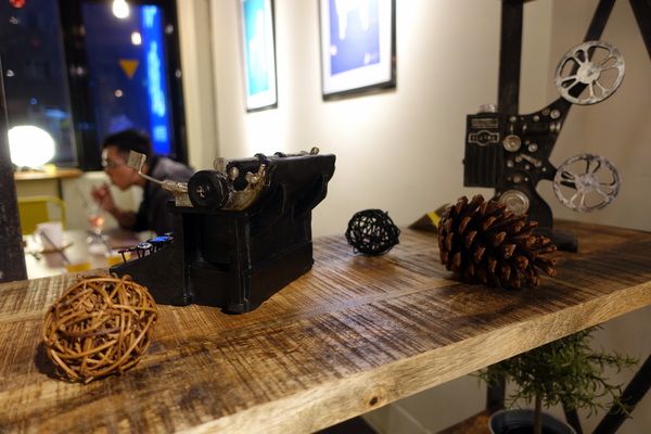 找地方坐Have a Seat:(胖樺食記)捷運中山站提供美味咖哩與好喝飲品的「找地方坐Have a Seat」。寧靜愉悅的慵懶空間。