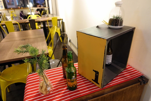 找地方坐Have a Seat:(胖樺食記)捷運中山站提供美味咖哩與好喝飲品的「找地方坐Have a Seat」。寧靜愉悅的慵懶空間。