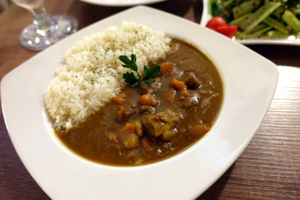 找地方坐Have a Seat:(胖樺食記)捷運中山站提供美味咖哩與好喝飲品的「找地方坐Have a Seat」。寧靜愉悅的慵懶空間。