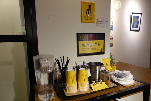 找地方坐Have a Seat:(胖樺食記)捷運中山站提供美味咖哩與好喝飲品的「找地方坐Have a Seat」。寧靜愉悅的慵懶空間。