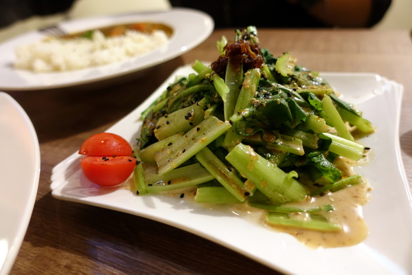 找地方坐Have a Seat:(胖樺食記)捷運中山站提供美味咖哩與好喝飲品的「找地方坐Have a Seat」。寧靜愉悅的慵懶空間。