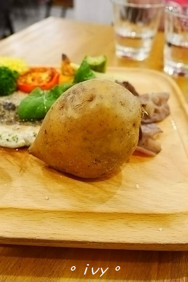 腰果花:新竹公道五。腰果花砧板原食料理