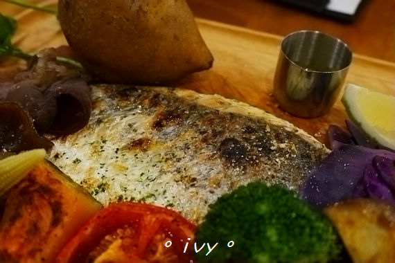 腰果花:新竹公道五。腰果花砧板原食料理