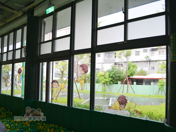 幸福轉運站45-玻璃窗上的畫作
