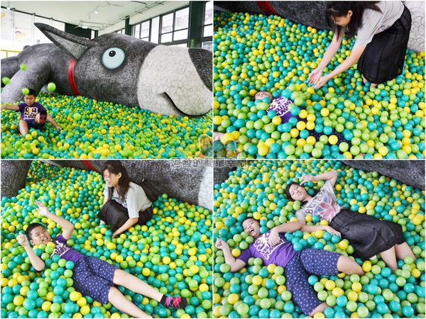 幸福轉運站46-球池區-玩開的姐弟